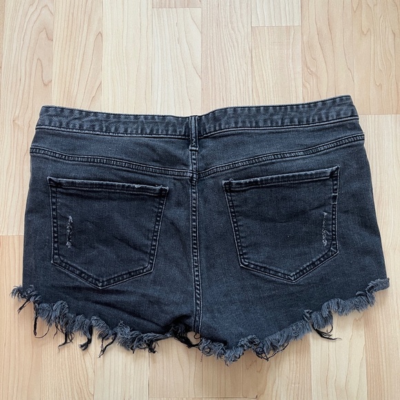 Express Relaxed Low-Rise Shortie - Picture 4 of 4